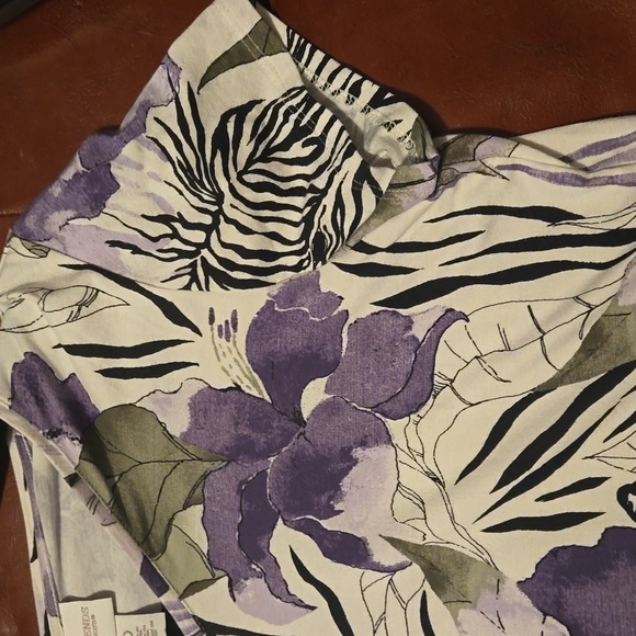 WEEKENDS BY Chico's Lite Zebrafloral print V-eedneck T-shirt - Picture 5 of 5